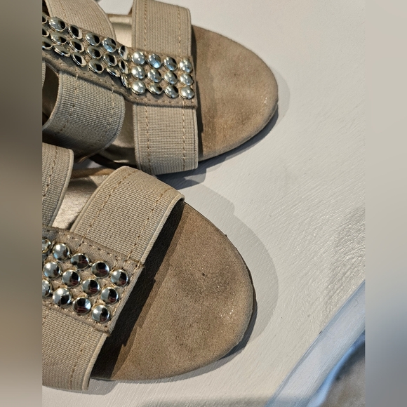 5/$25 AK Sport Heels sz7M cream - Picture 9 of 11